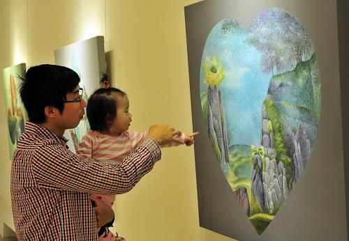 11月16日,參觀者在臺北市孫中山紀念館觀看臺灣畫家潘鈺的作品《境外之地》。新華社發(fā)(吳景騰 攝)