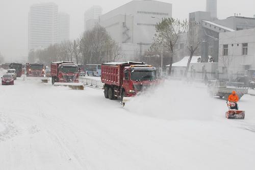 11月17日,在哈爾濱市道外區(qū),幾臺(tái)清雪機(jī)在進(jìn)行清雪作業(yè)。 11月16日晚開(kāi)始,哈爾濱迎來(lái)入冬以來(lái)最大一場(chǎng)降雪。哈爾濱市氣象臺(tái)9時(shí)將暴雪藍(lán)色預(yù)警提升為黃色預(yù)警,預(yù)計(jì)12小時(shí)內(nèi)哈爾濱各區(qū)縣市降水量將達(dá)到6毫米以上,局部10毫米以上。哈爾濱太平國(guó)際機(jī)場(chǎng)啟動(dòng)航班大面積延誤黃色預(yù)警,部分高速公路封閉。 新華社發(fā)(張清云 攝)