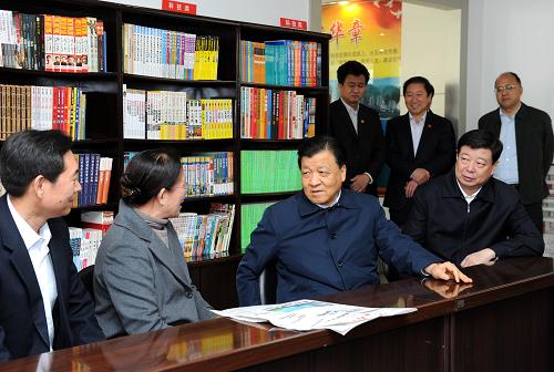 11月15日至17日,中共中央政治局常委、中央書記處書記劉云山在山東調研。這是11月15日劉云山在煙臺黃海社區(qū)同社區(qū)居民座談交流。 新華社記者 饒愛民 攝