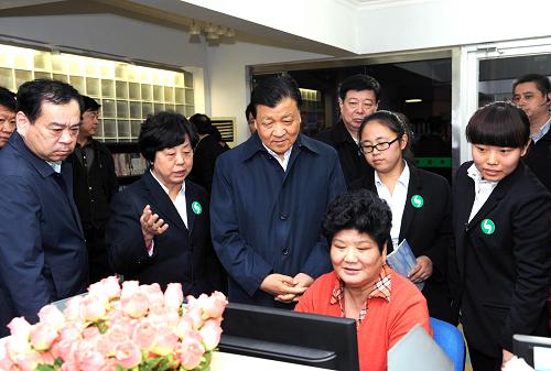 11月15日至17日,中共中央政治局常委、中央書記處書記劉云山在山東調研。這是11月16日劉云山在濟南甸柳新村第一社區(qū)調研基層黨建工作。新華社記者 饒愛民 攝