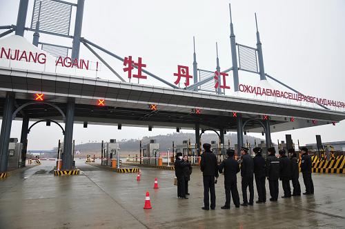 11月17日,G10高速公路牡丹江收費(fèi)站關(guān)閉。新華社發(fā)(張春祥 攝)