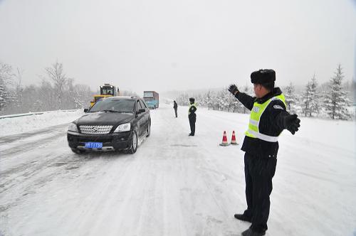 11月17日,路政人員在G10高速公路哈爾濱至牡丹江段引導(dǎo)車(chē)輛通行。新華社發(fā)(張春祥 攝)