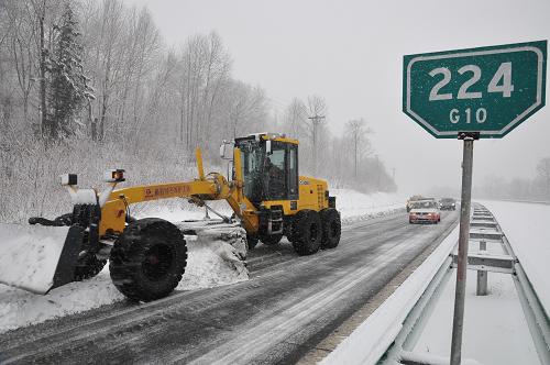 11月17日,清雪車(chē)輛在G10高速公路哈爾濱至牡丹江段進(jìn)行清雪作業(yè)。新華社發(fā)(張春祥 攝)