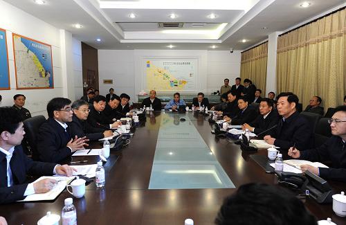 11月22日晚間,受習(xí)近平總書記、李克強(qiáng)總理委派,國務(wù)委員王勇緊急趕赴事故現(xiàn)場,代表黨中央、國務(wù)院指導(dǎo)救援和善后工作,并到醫(yī)院看望慰問傷員,對(duì)遇難者表示哀悼,向參加救援的公安、消防和醫(yī)務(wù)人員,以及傷亡者親屬轉(zhuǎn)達(dá)黨中央、國務(wù)院的親切關(guān)懷。這是在現(xiàn)場指揮部王勇連夜召開會(huì)議,聽取搶險(xiǎn)救援情況的匯報(bào),對(duì)當(dāng)前和下一步處置工作提出明確要求。新華社記者 饒愛民 攝