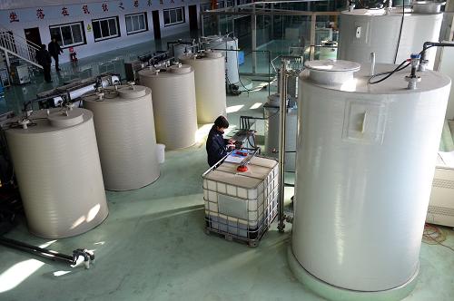 11月23日拍攝的釩電解液制備車間。河北省承德市雙灤區(qū)釩電池項目近日通過科技部的中期檢查,此舉標(biāo)志著萬利通集團(tuán)在國家級研究課題中取得了階段性進(jìn)展。據(jù)悉,由承德萬利通實業(yè)集團(tuán)開發(fā)出以導(dǎo)流等特色技術(shù)為核心的全釩液流電池電堆,平均能量效率達(dá)到了75%。目前,公司建成了5、10kw電堆生產(chǎn)線、質(zhì)子膜生產(chǎn)線、釩電解液生產(chǎn)線及年產(chǎn)千噸級高純氧化釩生產(chǎn)線,全釩液流電池綜合測試評價系統(tǒng)已投入使用。新華社記者 金良快 攝