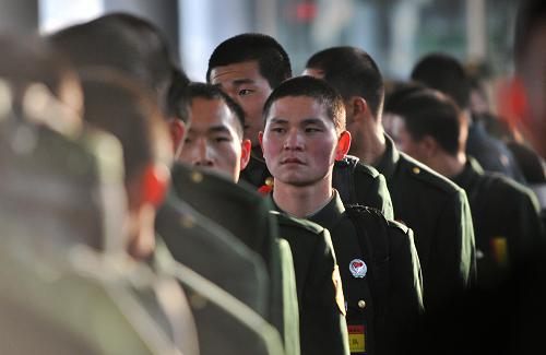 11月25日,甘肅退伍老兵們在蘭州火車站列隊進站乘車。當日,來自蘭州軍區(qū)某部和駐甘肅武警部隊的500多名退伍軍人告別軍(警)營,登上了返鄉(xiāng)的列車。新華社記者 陳斌 攝