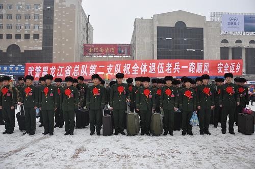 11月25日,武警黑龍江總隊退伍戰(zhàn)士在火車站前合影留念。當日,武警黑龍江總隊某支隊300余名參加過黑龍江抗洪搶險的退伍老兵在哈爾濱火車站登車,準備踏上返鄉(xiāng)的旅程。新華社發(fā)(馬景東 攝)