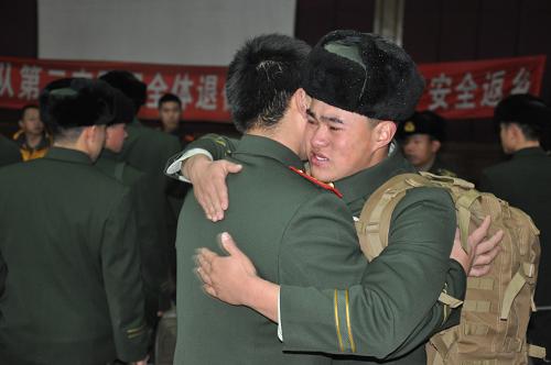 11月25日,武警黑龍江總隊退伍老兵含淚惜別戰(zhàn)友。當日,武警黑龍江總隊某支隊300余名參加過黑龍江抗洪搶險的退伍老兵在哈爾濱火車站登車,準備踏上返鄉(xiāng)的旅程。新華社發(fā)(馬景東 攝)
