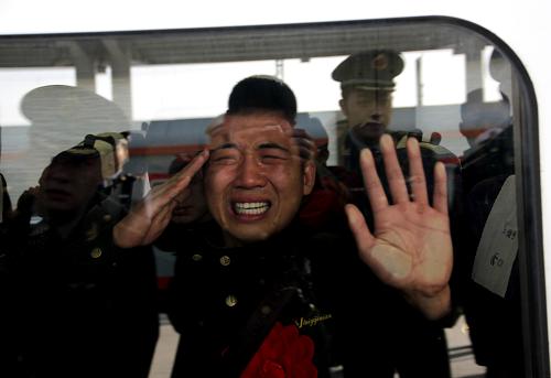 11月25日,在浙江寧波東站,一名退役老兵淚別戰(zhàn)友。當(dāng)日,浙江寧波1000余名退伍老兵告別朝夕相處的戰(zhàn)友,依依不舍地離開(kāi)軍營(yíng),踏上返鄉(xiāng)的路途。新華社發(fā)(索向魯 攝)