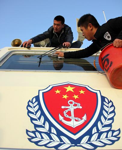 11月25日,在浙江海警二支隊(duì)退伍老兵臨別前最后一次擦拭海警艦艇。當(dāng)日,浙江寧波1000余名退伍老兵告別朝夕相處的戰(zhàn)友,依依不舍地離開(kāi)軍營(yíng),踏上返鄉(xiāng)的路途。新華社發(fā)(索向魯 攝)