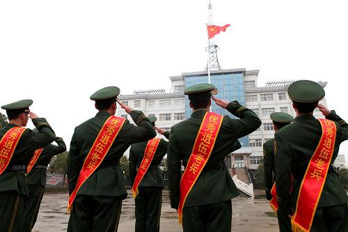 11月24日,武警安徽省總隊(duì)亳州支隊(duì)直屬中隊(duì)退伍老兵向國(guó)旗敬禮。當(dāng)日,武警安徽省總隊(duì)亳州支隊(duì)直屬中隊(duì)舉行老兵退伍儀式,老兵們卸下帽徽、警銜、領(lǐng)花等標(biāo)志,戀戀不舍地告別軍營(yíng)和“第二故鄉(xiāng)”。新華社發(fā)(劉勤利 攝)