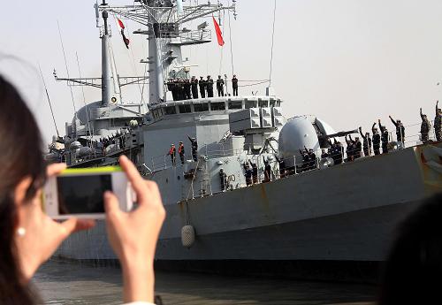 11月25日,巴基斯坦軍艦“哈伊巴爾”號緩緩靠泊上海市黃浦江邊的碼頭。新華社記者 陳飛 攝