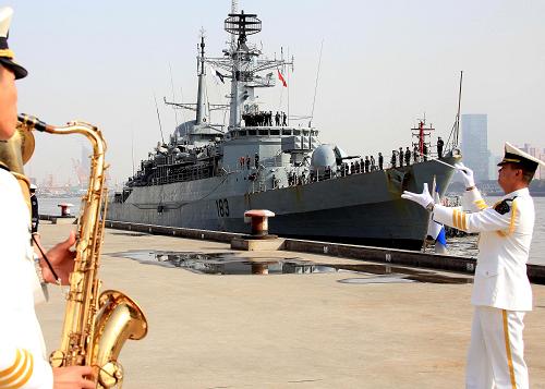 11月25日,巴基斯坦軍艦“哈伊巴爾”號緩緩靠泊上海市黃浦江邊的碼頭。新華社記者 陳飛 攝
