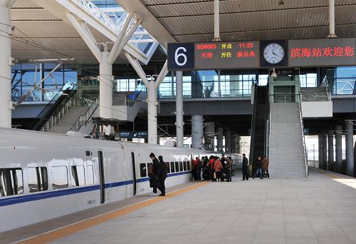 11月25日,工作人員在濱海站登上“試跑”中的津秦高鐵動(dòng)車組列車。據(jù)鐵路部門消息,天津至秦皇島高速鐵路將于12月1日開通運(yùn)營。運(yùn)營后,津秦兩地間最快旅行時(shí)間將由近兩個(gè)半小時(shí)壓縮至1個(gè)小時(shí)左右,更重要的是東北與關(guān)內(nèi)高鐵由此連接成網(wǎng)。 津秦高鐵運(yùn)營里程287公里,設(shè)計(jì)時(shí)速350公里,初期運(yùn)營時(shí)速300公里,起點(diǎn)為天津西站,終點(diǎn)為秦皇島站。全線設(shè)天津西、天津、軍糧城北、濱海、濱海北、唐山、灤河、北戴河和秦皇島9個(gè)車站。新華社發(fā)(楊寶森 攝)