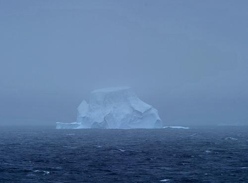 11月26日,從雪龍?zhí)柹吓臄z的南大洋西風(fēng)帶海域漂浮的冰山。新華社記者 張建松 攝