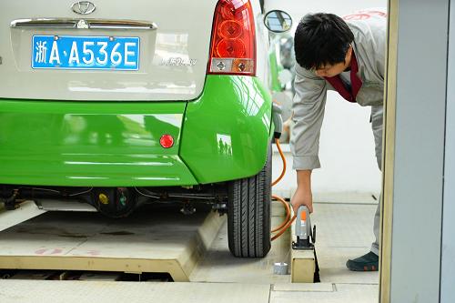 在浙江杭州一立體電動汽車車庫里,工作人員為一輛純電動新能源汽車充電(10月23日攝)。11月26日從財政部獲悉,財政部、科技部、工業(yè)和信息化部、發(fā)展改革委等四部委近日組織專家對各地申報的新能源汽車推廣應(yīng)用方案進(jìn)行了審核評估,確定了第一批新能源汽車推廣應(yīng)用城市或區(qū)域名單。 北京、天津、太原等28個城市或區(qū)域被確認(rèn)為首批新能源汽車推廣應(yīng)用城市。四部委于9月聯(lián)合下發(fā)了《關(guān)于繼續(xù)開展新能源汽車推廣應(yīng)用工作的通知》,明確2013年至2015年將繼續(xù)開展新能源汽車推廣應(yīng)用工作。新華社發(fā)(龍巍 攝)