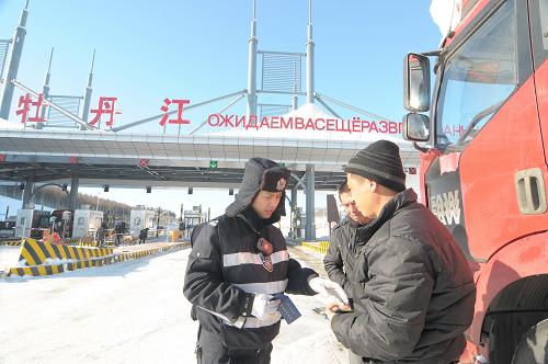 11月27日,在G10綏滿高速牡丹江收費(fèi)站,交警對即將進(jìn)入高速公路的駕駛員進(jìn)行安全教育。當(dāng)日,黑龍江省牡丹江市因暴雪侵襲關(guān)閉2天的G10綏滿高速、G11鶴大高速全線放開通行,客運(yùn)車輛部分恢復(fù)運(yùn)營。新華社發(fā)(張春祥 攝)