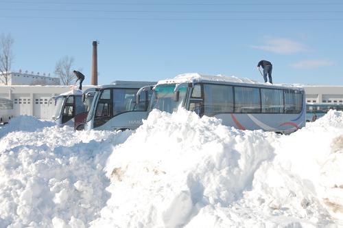 11月27日,在牡丹江市長途客運(yùn)總站,工作人員清理車輛積雪為恢復(fù)運(yùn)營做準(zhǔn)備。新華社發(fā)(張春祥 攝)