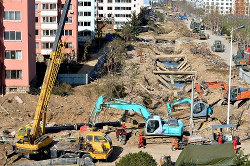 11月27日,大唐青島熱力有限公司搶修人員在青島開發(fā)區(qū)齋堂島街與劉公島交界處的供熱管線處搶修施工。當(dāng)日,隨著冷空氣的到來,大唐青島熱力有限公司繼續(xù)組織搶修人員在“11·22”東黃輸油管線泄漏爆炸事故現(xiàn)場(chǎng)鋪設(shè)供熱管道。事故發(fā)生后,黃島街道很多小區(qū)供暖停擺。當(dāng)?shù)毓峁玖⒖探M織了160余人分頭進(jìn)行排查,購進(jìn)搶修材料和設(shè)備,連續(xù)施工作業(yè)。截至目前,受事故影響的停暖小區(qū)大部分已恢復(fù)了供暖。新華社記者 馮杰 攝
