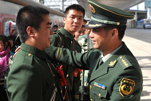 11月27日,武警云南邊防總隊的退伍老兵在昆明火車站與戰(zhàn)友依依惜別。近日,駐滇武警、解放軍部隊的退伍老兵們紛紛在戰(zhàn)友的歡送下,辭別營房,踏上回家的路途。新華社記者 藺以光 攝