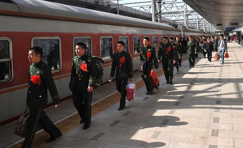 11月27日,武警云南邊防總隊的退伍老兵在昆明火車站列隊登車。新華社記者 藺以光 攝
