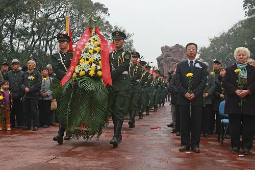 11月27日,數(shù)千名來(lái)自重慶社會(huì)各界的群眾匯聚在重慶歌樂(lè)山烈士陵園,祭奠64年前在此犧牲的紅巖革命英烈。重慶歌樂(lè)山烈士陵園是“中美合作所”軍統(tǒng)集中營(yíng)舊址。1949年11月27日,國(guó)民黨屠殺了關(guān)押在此的300多名革命者,只有35名革命者在大屠殺中脫險(xiǎn)。新華社記者 陳誠(chéng) 攝