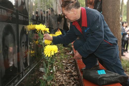 11月27日,重慶市民在歌樂(lè)山烈士陵園獻(xiàn)花。新華社記者 陳誠(chéng) 攝