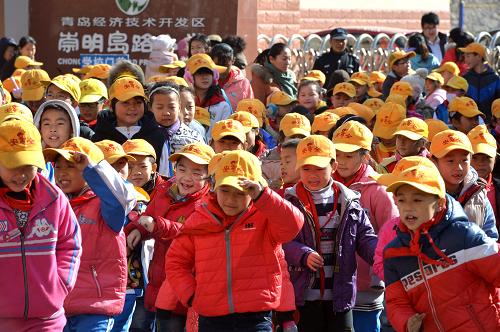 11月27日,一群中午放學(xué)的孩子從已經(jīng)復(fù)課的青島開(kāi)發(fā)區(qū)崇明島路小學(xué)走出。當(dāng)日,受山東省青島市“11·22”中石化東黃輸油管道泄漏爆炸特別重大事故影響的青島開(kāi)發(fā)區(qū)第二中學(xué)繼續(xù)關(guān)閉。除二中之外,其他受影響的中小學(xué)校和幼兒園已陸續(xù)復(fù)課。新華社記者 馮杰 攝