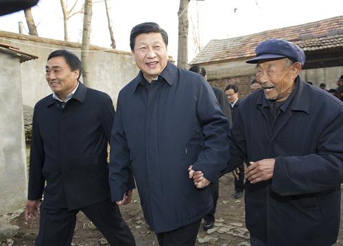 11月24日至28日,中共中央總書記、國家主席、中央軍委主席習(xí)近平在山東考察。這是25日下午,習(xí)近平在地處沂蒙老區(qū)的臨沭縣曹莊鎮(zhèn)朱村親切地拉著83歲的“老支前”王克昌的手去他家看望。新華社記者 謝環(huán)馳 攝
