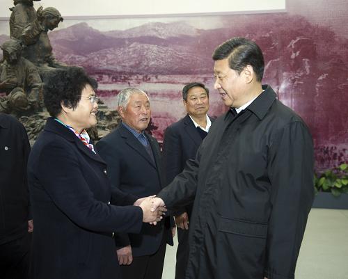 11月24日至28日,中共中央總書記、國家主席、中央軍委主席習(xí)近平在山東考察。這是25日上午,習(xí)近平在臨沂華東革命烈士陵園參觀沂蒙精神展并會見當(dāng)?shù)叵冗M模范和當(dāng)年支前模范后代代表。新華社記者 謝環(huán)馳 攝