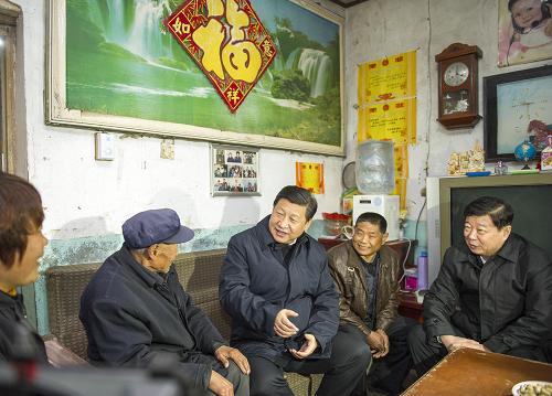 11月24日至28日,中共中央總書記、國家主席、中央軍委主席習(xí)近平在山東考察。這是25日下午,習(xí)近平在地處沂蒙老區(qū)的臨沭縣曹莊鎮(zhèn)朱村看望83歲的“老支前”王克昌。新華社記者 謝環(huán)馳 攝