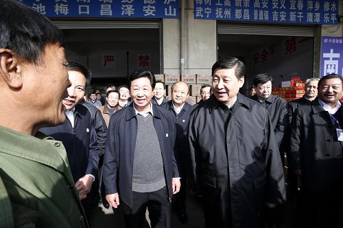 11月24日至28日,中共中央總書記、國家主席、中央軍委主席習(xí)近平在山東考察。這是25日上午,習(xí)近平在臨沂金蘭物流基地考察物流運輸企業(yè)時同管理人員和裝卸工親切交談。新華社記者 鞠鵬 攝