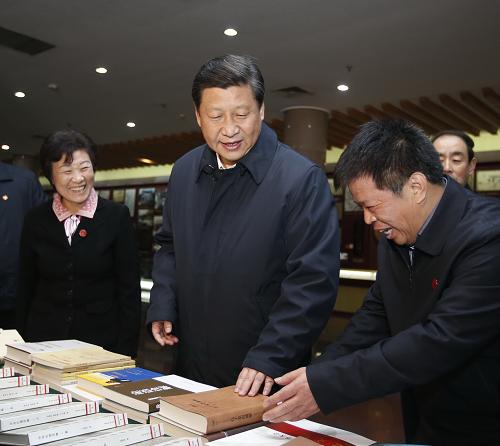 11月24日至28日,中共中央總書記、國家主席、中央軍委主席習(xí)近平在山東考察。這是26日上午,習(xí)近平在孔子研究院參觀考察。新華社記者 鞠鵬 攝
