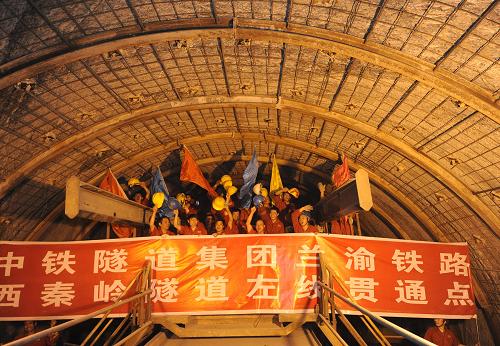 11月29日,中鐵隧道集團的建設者們在西秦嶺隧道左線內(nèi)慶祝貫通。當日,由中國中鐵隧道集團承建的蘭渝鐵路西秦嶺隧道左線全面貫通。這是目前我國國內(nèi)第二長隧道,也是采用TBM(硬巖掘進機)法和鉆爆法相結(jié)合施工里程最長的隧道。蘭渝鐵路西秦嶺隧道位于甘肅省隴南市武都區(qū),隧道全長28236米,是蘭渝鐵路建設中線路最長、難度最大、施工技術(shù)最新、施工工藝最復雜的關(guān)鍵控制性工程。新華社發(fā)