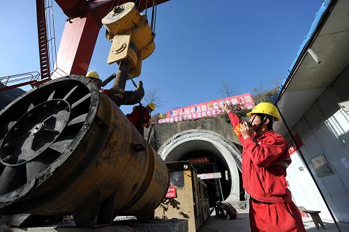 11月29日,中鐵隧道集團工人在西秦嶺隧道左線洞口進行吊裝作業(yè)。新華社發(fā)