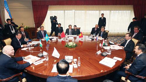 11月29日,上海合作組織成員國(guó)總理第十二次會(huì)議在烏茲別克斯坦首都塔什干舉行。中國(guó)國(guó)務(wù)院總理李克強(qiáng)出席會(huì)議。這是李克強(qiáng)出席小范圍會(huì)談。新華社記者 姚大偉 攝