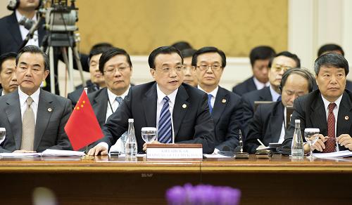 11月29日,上海合作組織成員國(guó)總理第十二次會(huì)議在烏茲別克斯坦首都塔什干舉行。中國(guó)國(guó)務(wù)院總理李克強(qiáng)出席會(huì)議。這是李克強(qiáng)出席大范圍會(huì)談并發(fā)表講話(huà)。新華社記者 李學(xué)仁 攝