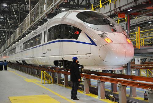 11月29日,技術(shù)人員在天津市曹莊動車運用所的動車庫內(nèi)對動車組列車進(jìn)行檢查維護(hù)。新華社發(fā)(楊寶森 攝)
