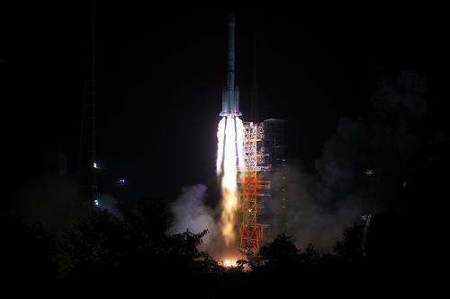 12月2日1時(shí)30分,搭載著嫦娥三號的長征三號乙運(yùn)載火箭在西昌衛(wèi)星發(fā)射中心發(fā)射升空并準(zhǔn)確入軌,發(fā)射圓滿成功。新華社記者 李剛 攝