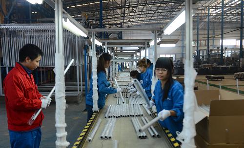 12月2日,廣西南南鋁業(yè)股份有限公司的工人在檢查門窗型材。新華社記者 范長國 攝