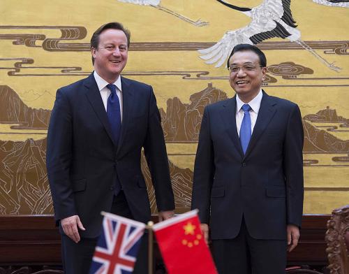 12月2日,中國(guó)國(guó)務(wù)院總理李克強(qiáng)在北京與英國(guó)首相卡梅倫舉行會(huì)談后,共同見證兩國(guó)投資、科技創(chuàng)新、金融、司法、文化、衛(wèi)生等領(lǐng)域10個(gè)合作文件的簽署。新華社記者 王曄 攝