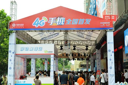 在杭州舉行的4G手機全國首發(fā)儀式上,顧客在體驗4G業(yè)務(wù)(11月5日攝)。 12月4日,工信部正式向中國移動、中國電信、中國聯(lián)通頒發(fā)TD-LTE制式的4G牌照。工信部表示,三家運營企業(yè)均已開展TD-LTE規(guī)模網(wǎng)絡(luò)試驗,TD-LTE技術(shù)完善和產(chǎn)業(yè)發(fā)展的成熟度已具備規(guī)模商用的條件。 新華社發(fā)(龍巍 攝)
