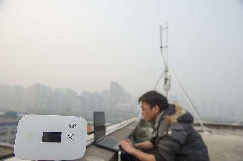 12月5日,中國移動重慶公司工作人員在測試4G信號強度