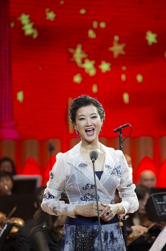 12月6日,金鐵霖的學(xué)生、歌唱家宋祖英在音樂(lè)會(huì)上演唱《愛(ài)我中華》。新華社發(fā)(李慧 攝)
