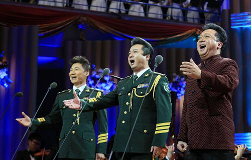 12月6日,金鐵霖的學(xué)生、歌唱家郁鈞劍、趙景春和康曦(從右至左)在音樂(lè)會(huì)上演唱《什么也不說(shuō)》。新華社發(fā)(王振 攝)