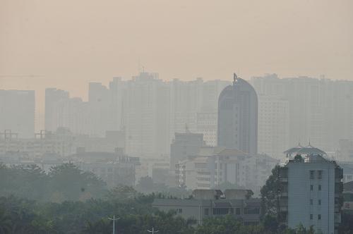 這是12月7日拍攝的籠罩在霧霾之中的南寧市街景。7日早晨,南寧市籠罩在一片灰蒙蒙的薄霧之中。當(dāng)?shù)丨h(huán)境空氣質(zhì)量實(shí)時發(fā)布系統(tǒng)顯示,南寧市當(dāng)日10時的空氣質(zhì)量指數(shù)為178,達(dá)到中度污染級別,首要污染物為細(xì)顆粒物(PM2.5)。南寧市氣象部門6日發(fā)布了南寧市入秋以來首個霾橙色預(yù)警信號。氣象部門預(yù)測,霧霾天氣有望在9日冷空氣到來之后得到改善。新華社記者 黃孝邦 攝