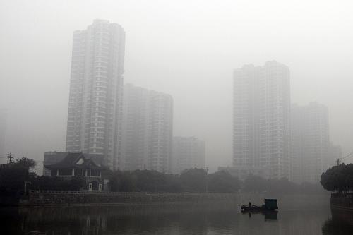 12月7日,江蘇常州市的樓房在大霧籠罩下若隱若現(xiàn)。 當日18時,中央氣象臺發(fā)布霧霾橙色雙預警,預計7日夜間到8日上午,河北中東部、北京東部、天津、江蘇、上海、安徽中東部、浙江北部、江西東北部、四川盆地等地有大霧,部分地區(qū)有能見度不足500米的濃霧,局地有不足200米的強濃霧。7日20時到8日20時,江蘇、浙江中北部、安徽中東部、山東西部和南部、河南東部、河北中南部、北京中南部、天津等地空氣污染氣象條件達4~5級,局地可達6級,不利于空氣中污染物擴散,上述大部地區(qū)有中度霾,其中,江蘇中西部、浙江北部、安徽東部、河北中南部、北京南部、天津等地的部分地區(qū)有重度霾。新華社發(fā)(陳暐 攝)