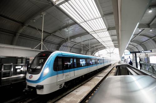 12月9日,一輛列車駛?cè)胩K州軌道交通2號線一高架站。當(dāng)日,蘇州軌道交通2號線萬人試乘體驗活動啟動,共8萬張的免費試乘票將在試乘體驗活動的7天時間內(nèi)陸續(xù)發(fā)放。蘇州軌道交通2號線整體呈南北走向,起于京滬高鐵蘇州北站,終于蘇州市吳中區(qū)迎春南路。線路全長26.5公里,設(shè)站22座,將于12月28日正式開通。2號線開通后,將與1號線形成十字交叉成網(wǎng)運營。新華社發(fā)(杭興微 攝)