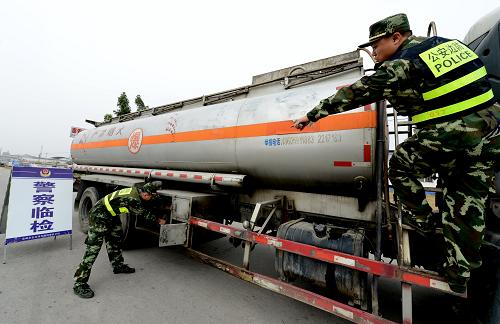 12月10日,福建泉州公安邊防民警在執(zhí)法檢查中查獲一輛無(wú)合法手續(xù)的油罐車。當(dāng)日,福建公安邊防部門為期2個(gè)月的“凈海風(fēng)暴”嚴(yán)打成品油走私專項(xiàng)行動(dòng)在福建全省鋪開。通過(guò)開展設(shè)卡盤查、巡線檢查、海上巡邏等措施,嚴(yán)厲打擊成品油走私犯罪活動(dòng)。新華社記者 張國(guó)俊 攝