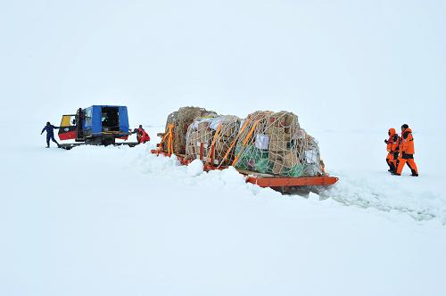 12月10日,中國第30次南極科學(xué)考察隊(duì)的一輛雪地車在進(jìn)行海冰運(yùn)輸時(shí)陷入雪坑。新華社記者 張建松 攝